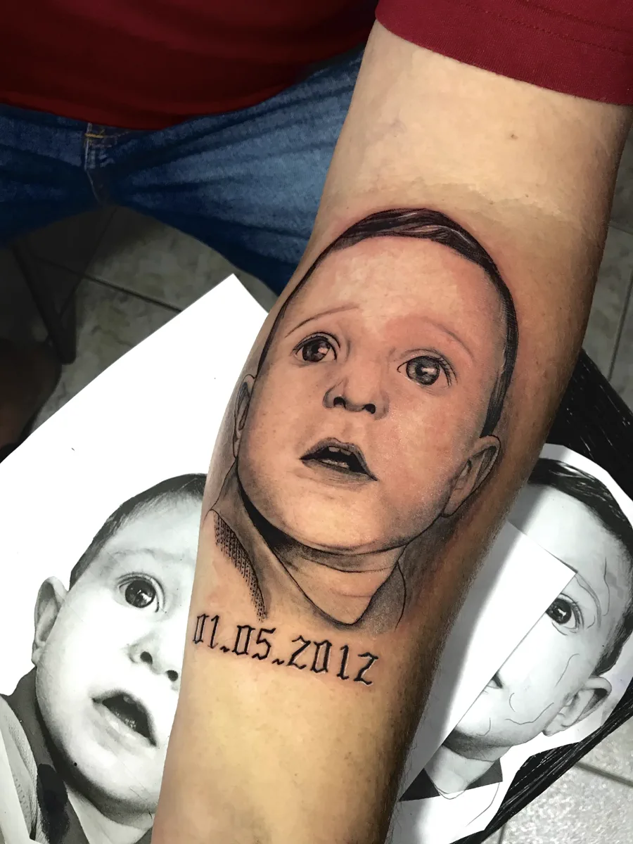 Tatuagem de retrato infantil em preto e cinza realizada pela Lopes Tattoo