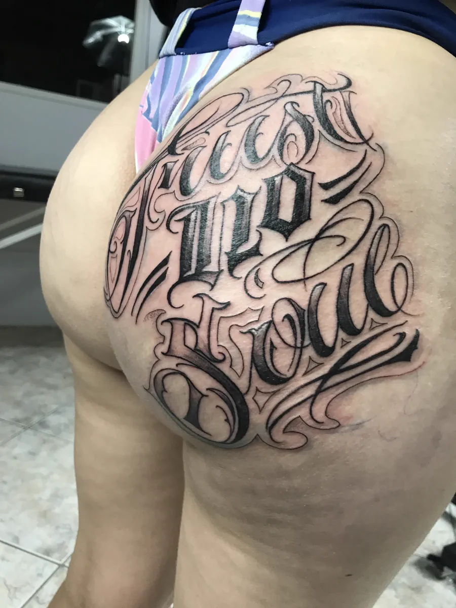 Tatuagem lettering em preto e cinza realizada pela Lopes Tattoo