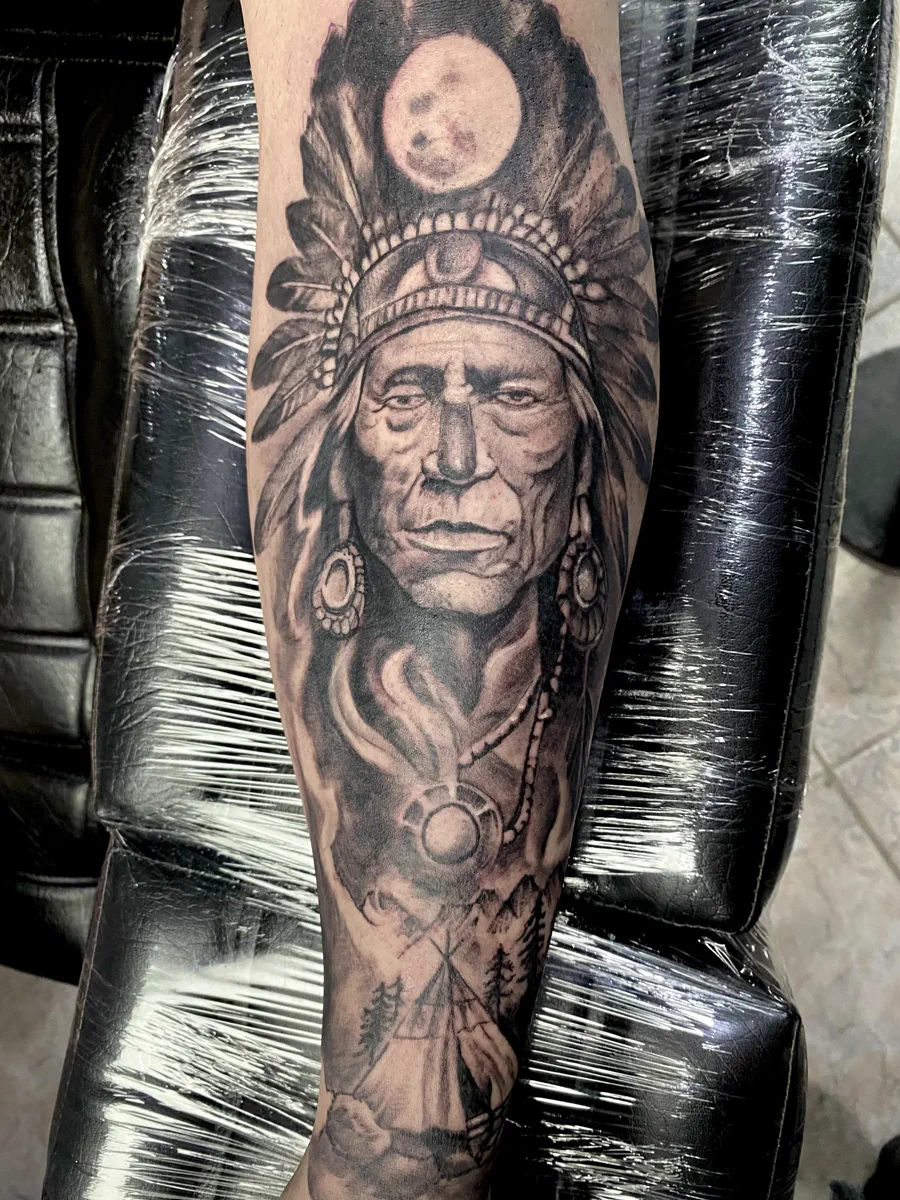 Tatuagem realista de indígena em preto e cinza realizada pela Lopes Tattoo