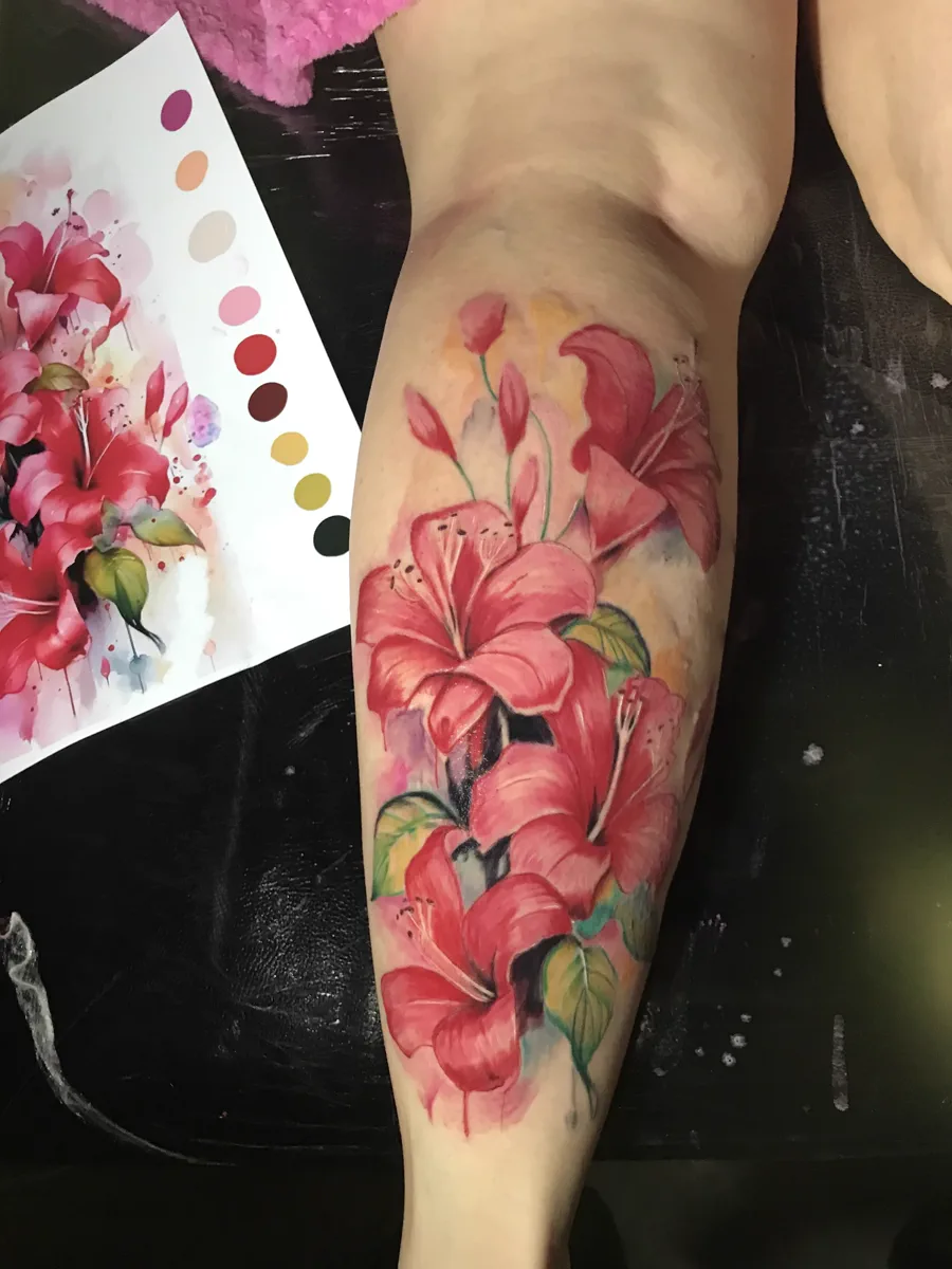 Tatuagem colorida de flores vermelhas realizada pela Lopes Tattoo