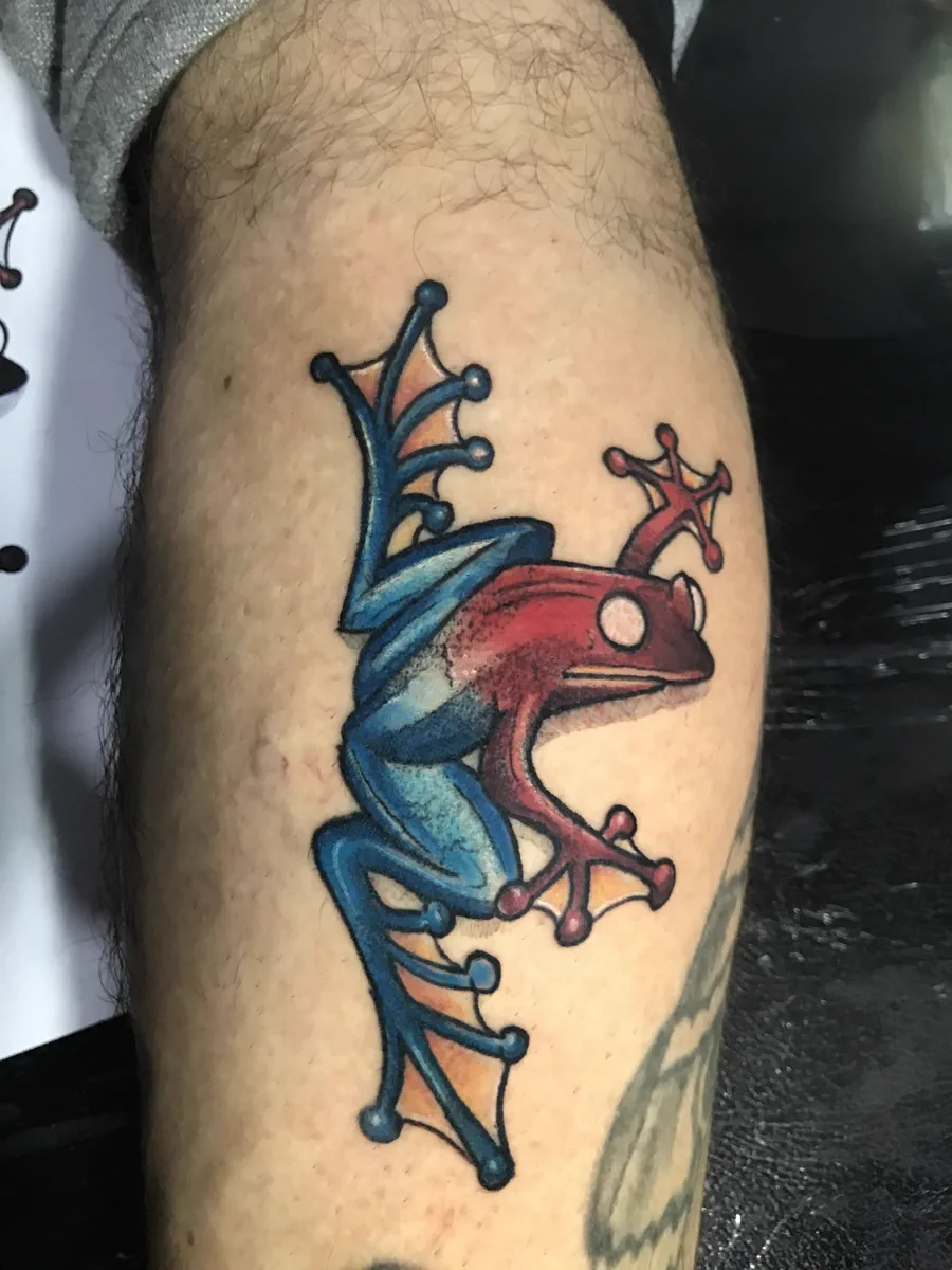 Tatuagem colorida de sapo azul realizada pela Lopes Tattoo