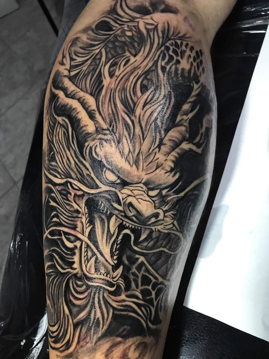 Tatuagem de leão em preto e cinza realizada pela Lopes Tattoo