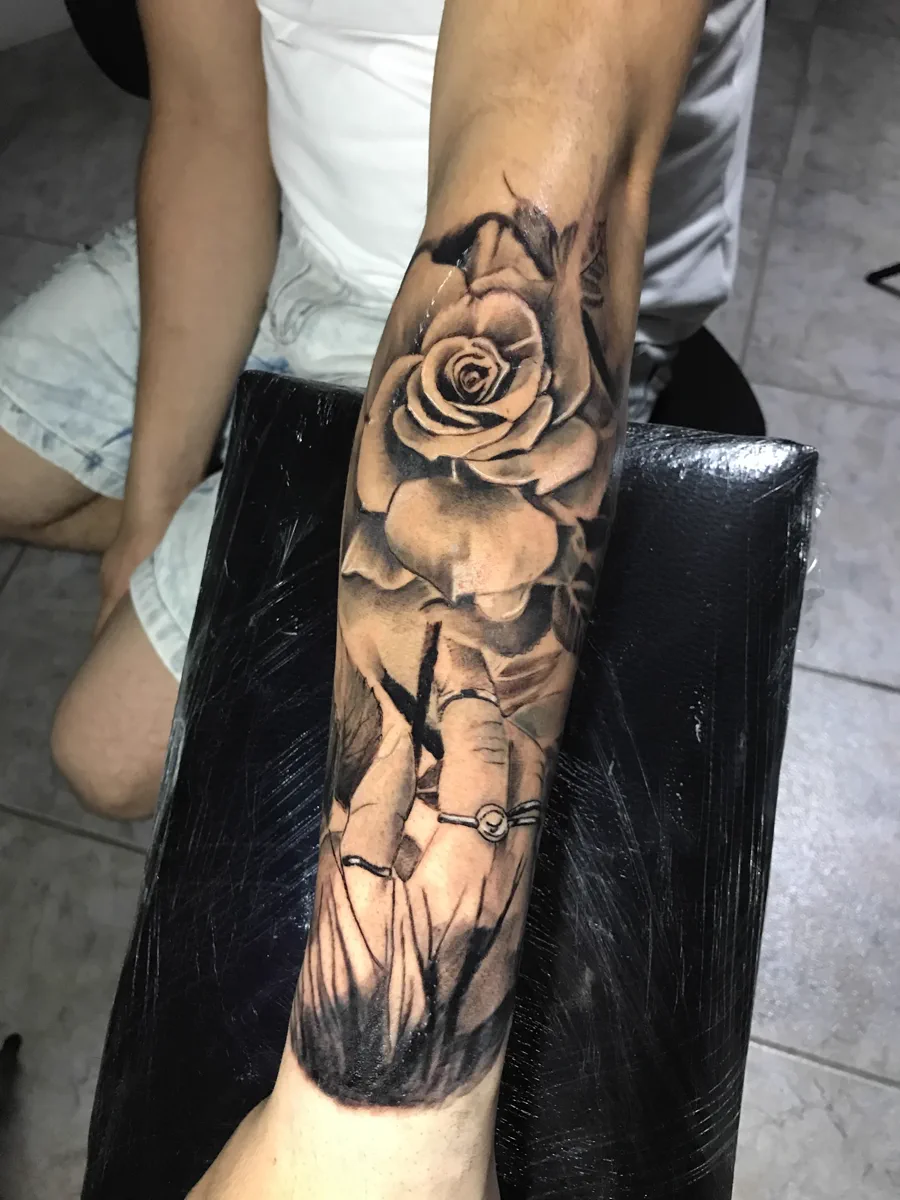 Tatuagem de rosa e cervo em preto e cinza realizada pela Lopes Tattoo