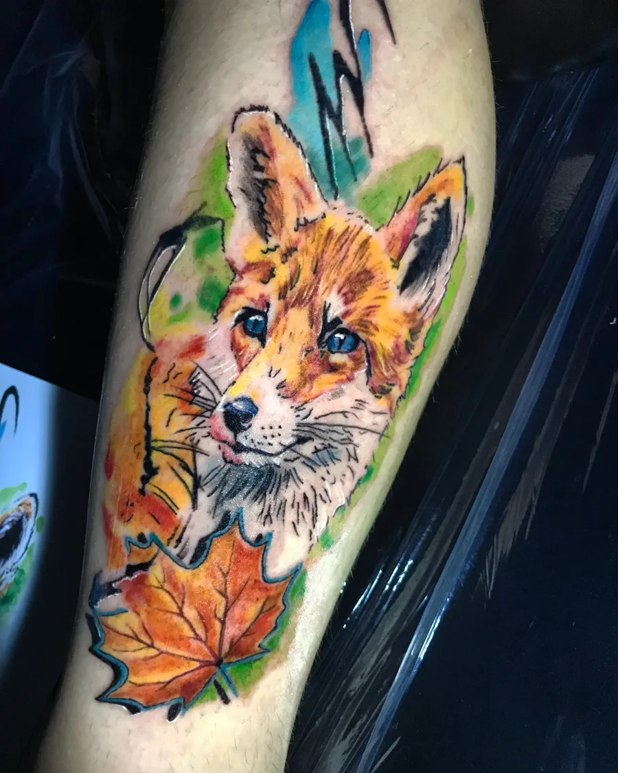 Tatuagem colorida de raposa realizada pela Lopes Tattoo