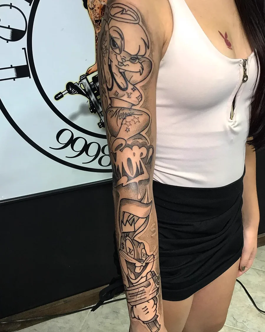 Tatuagem de braço fechado em preto e cinza realizada pela Lopes Tattoo