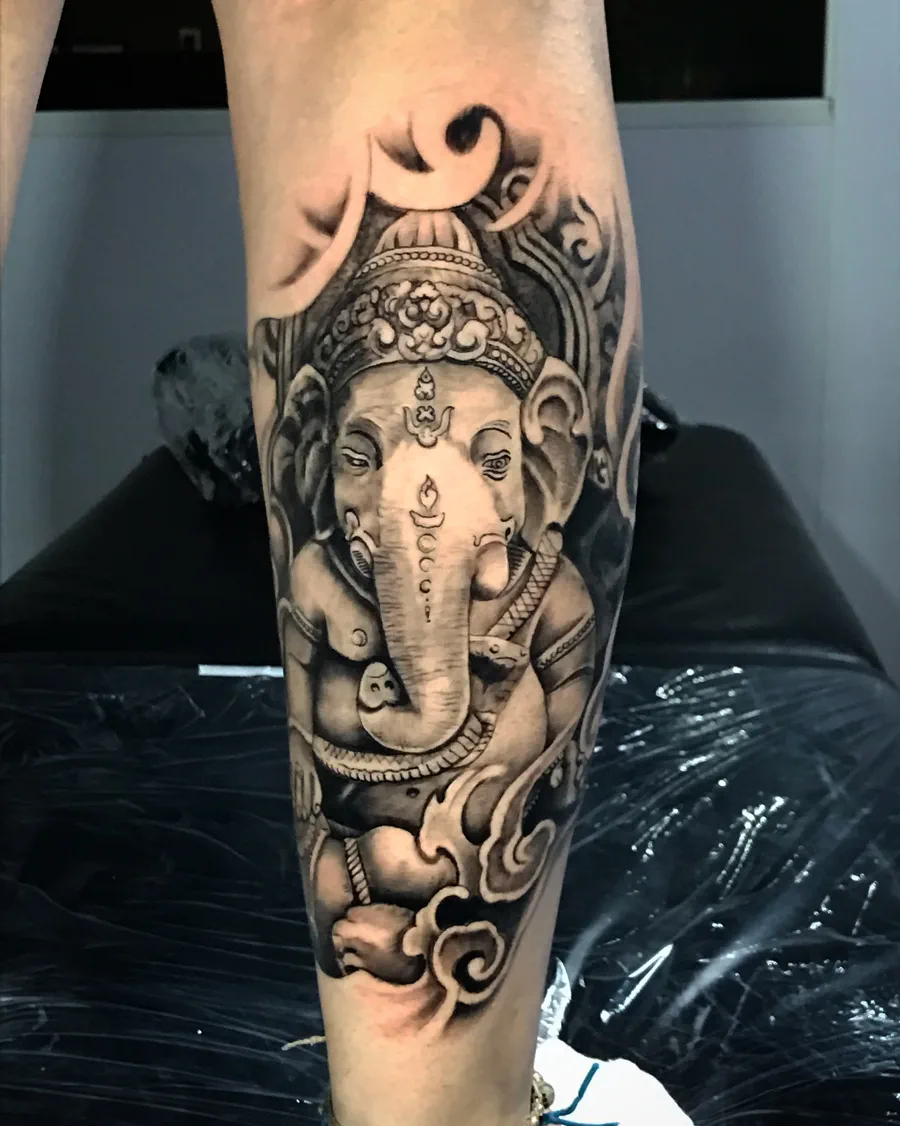 Tatuagem de Ganesha em preto e cinza realizada pela Lopes Tattoo