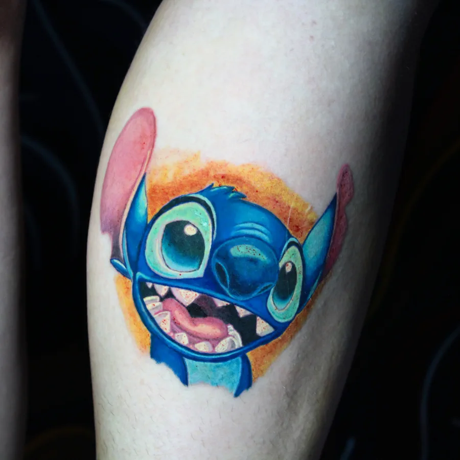 Tatuagem colorida do personagem Stitch realizada pela Lopes Tattoo
