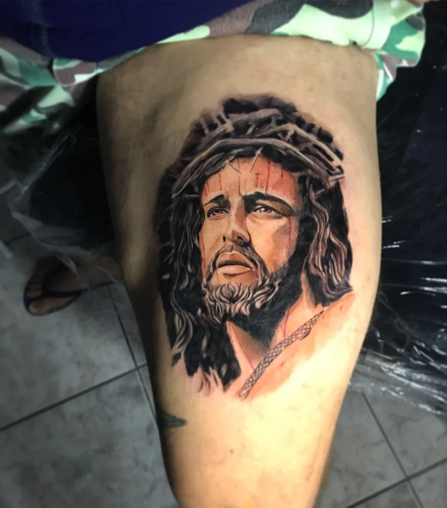 Tatuagem realista de Jesus Cristo realizada pela Lopes Tattoo