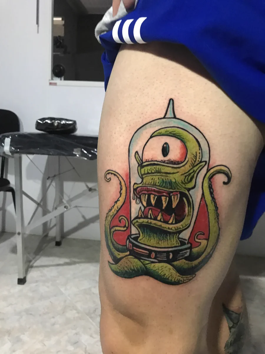 Tatuagem colorida de personagem verde realizada pela Lopes Tattoo