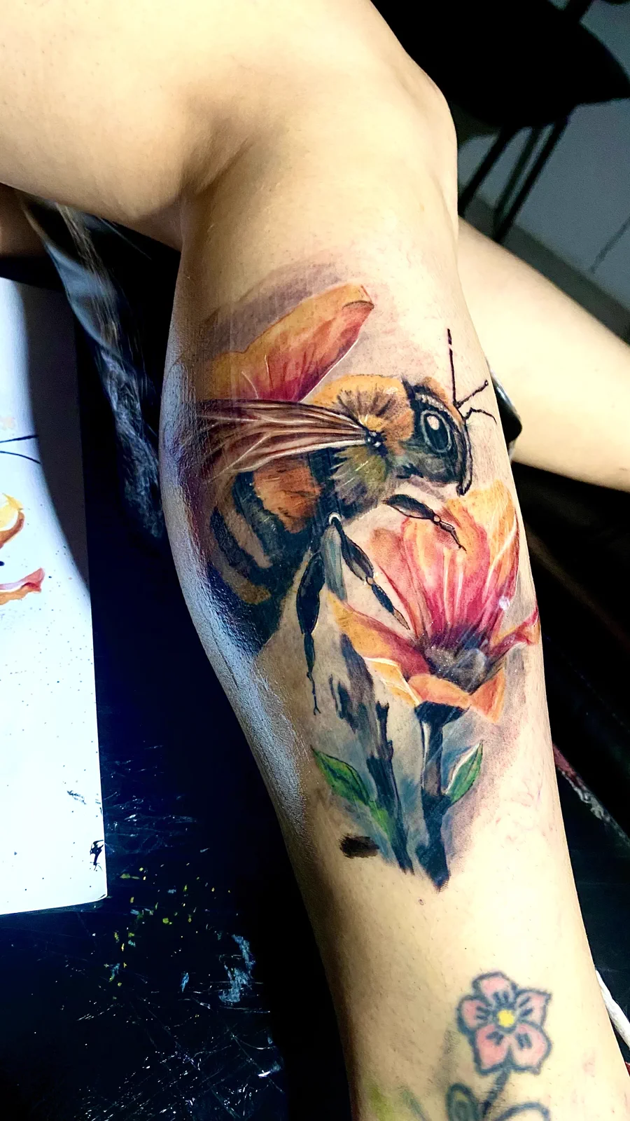 Tatuagem colorida de animal geométrico realizada pela Lopes Tattoo