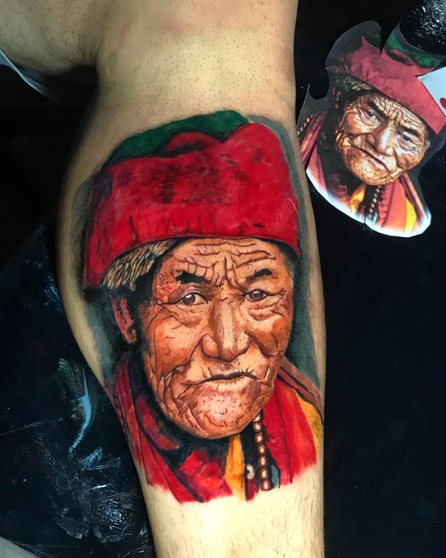 Tatuagem colorida de retrato andino realizada pela Lopes Tattoo