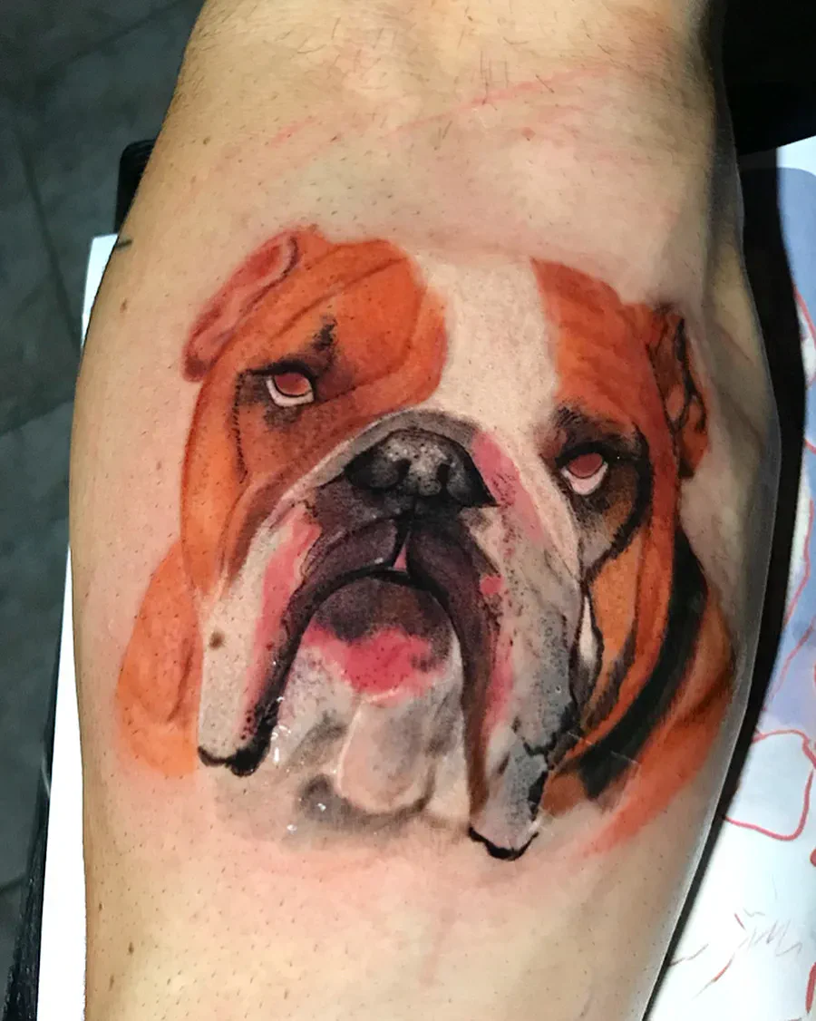 Tatuagem colorida de cachorro realizada pela Lopes Tattoo