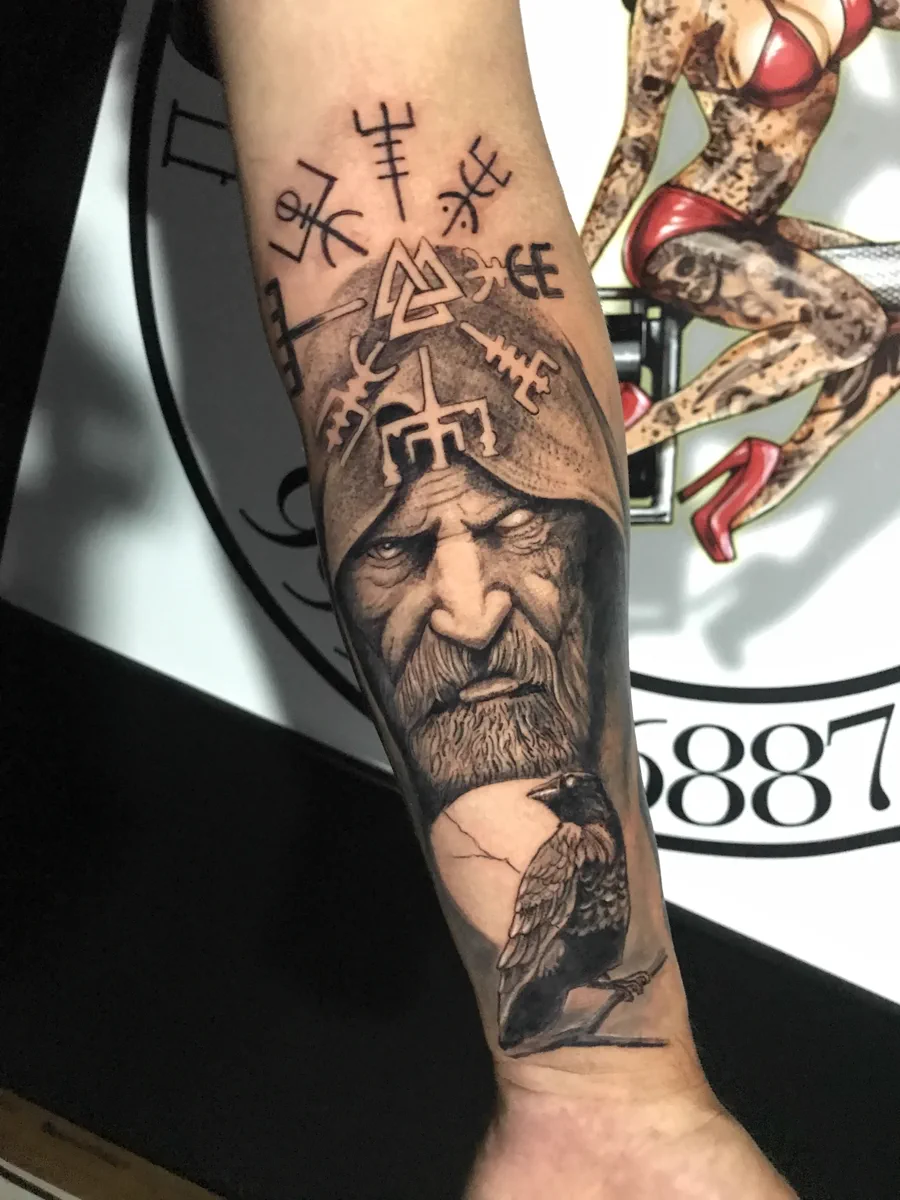 Tatuagem realista de guerreiro viking em preto e cinza realizada pela Lopes Tattoo