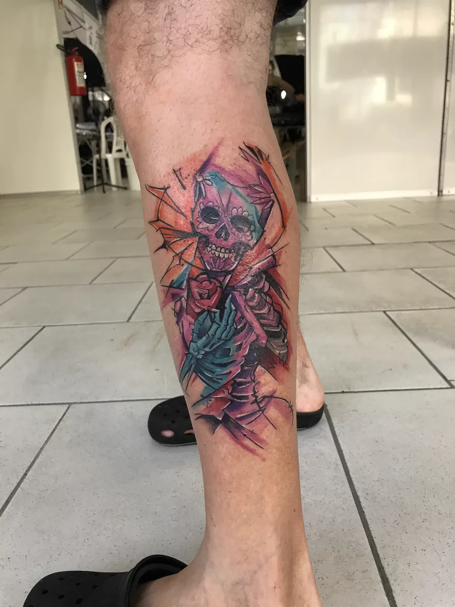 Tatuagem colorida de caveira estilizada realizada pela Lopes Tattoo