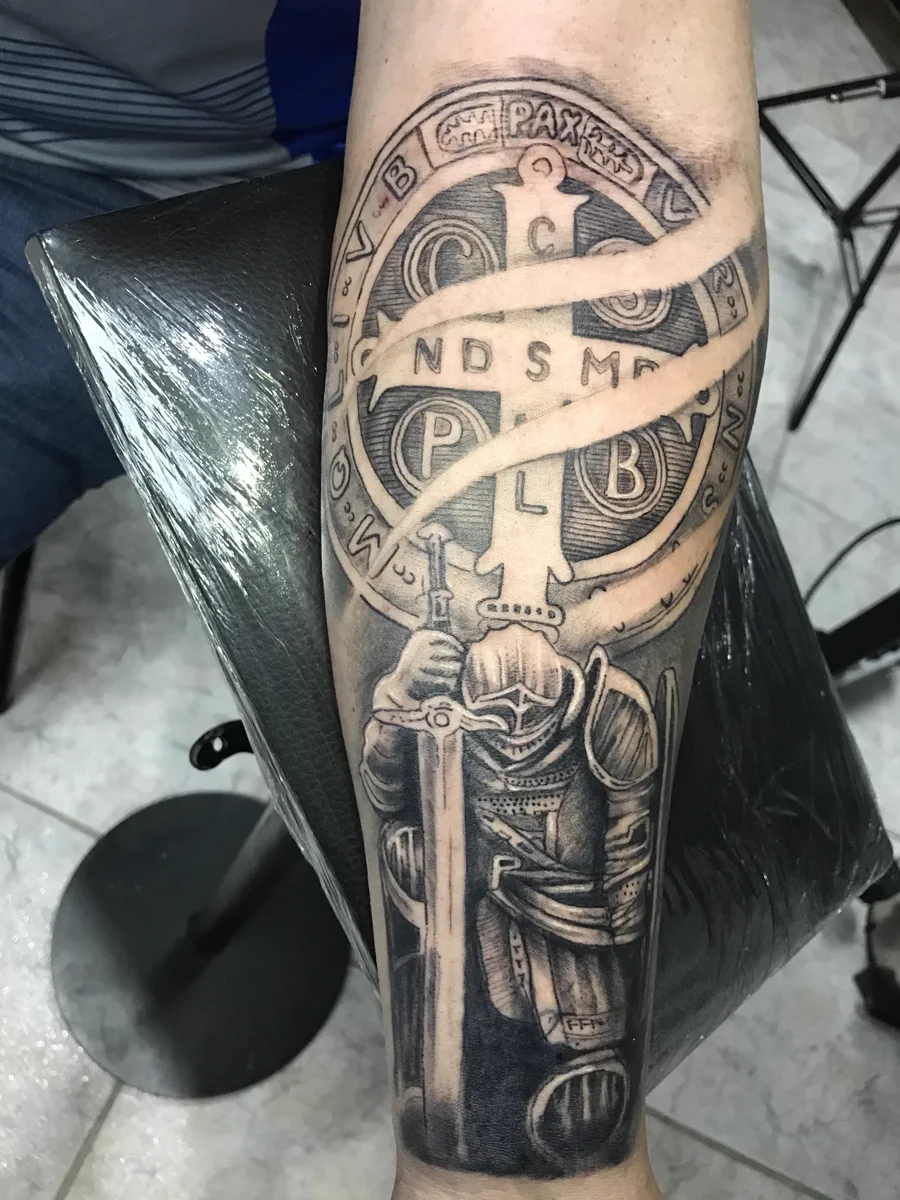 Tatuagem religiosa em preto e cinza realizada pela Lopes Tattoo
