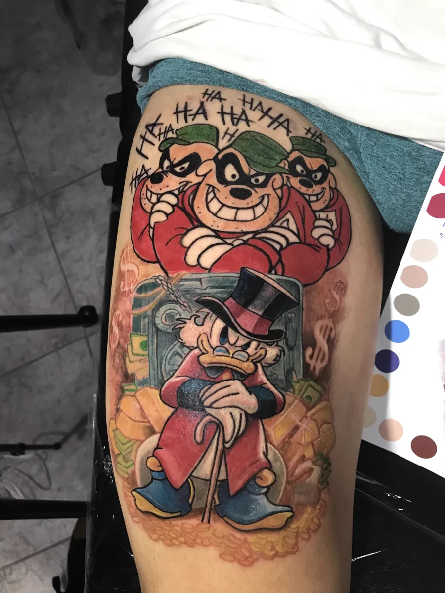 Tatuagem colorida de personagem oriental realizada pela Lopes Tattoo