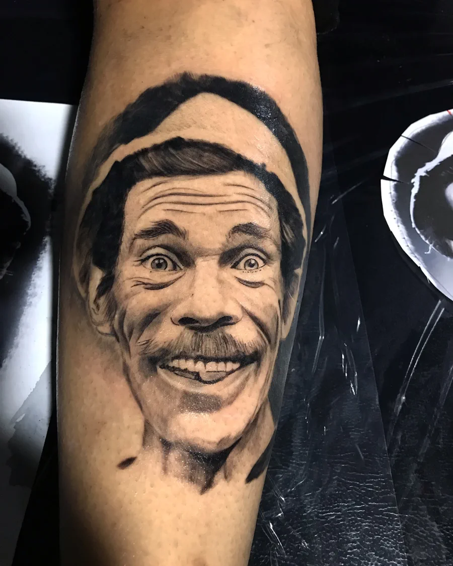 Tatuagem realista de rosto sorrindo realizada pela Lopes Tattoo
