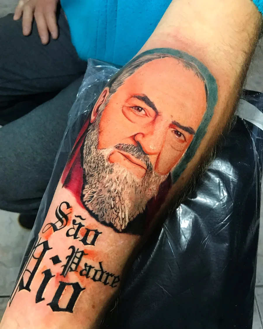 Tatuagem colorida de São Padre Pio realizada pela Lopes Tattoo