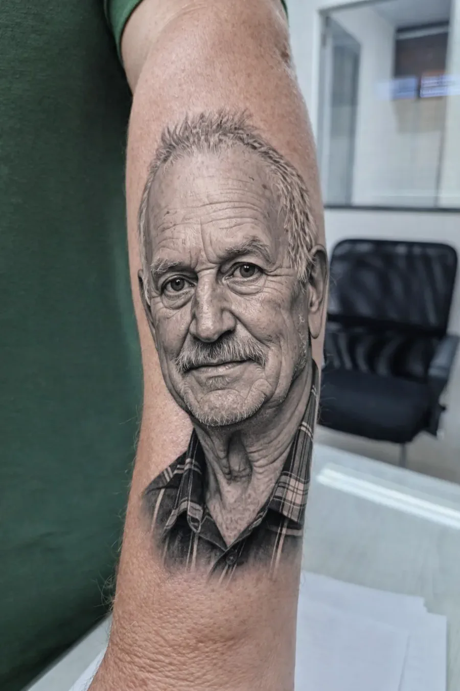 Tatuagem realista de retrato masculino realizada pela Lopes Tattoo