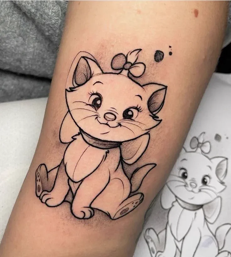 Tatuagem de gata em traço fino realizada pela Lopes Tattoo