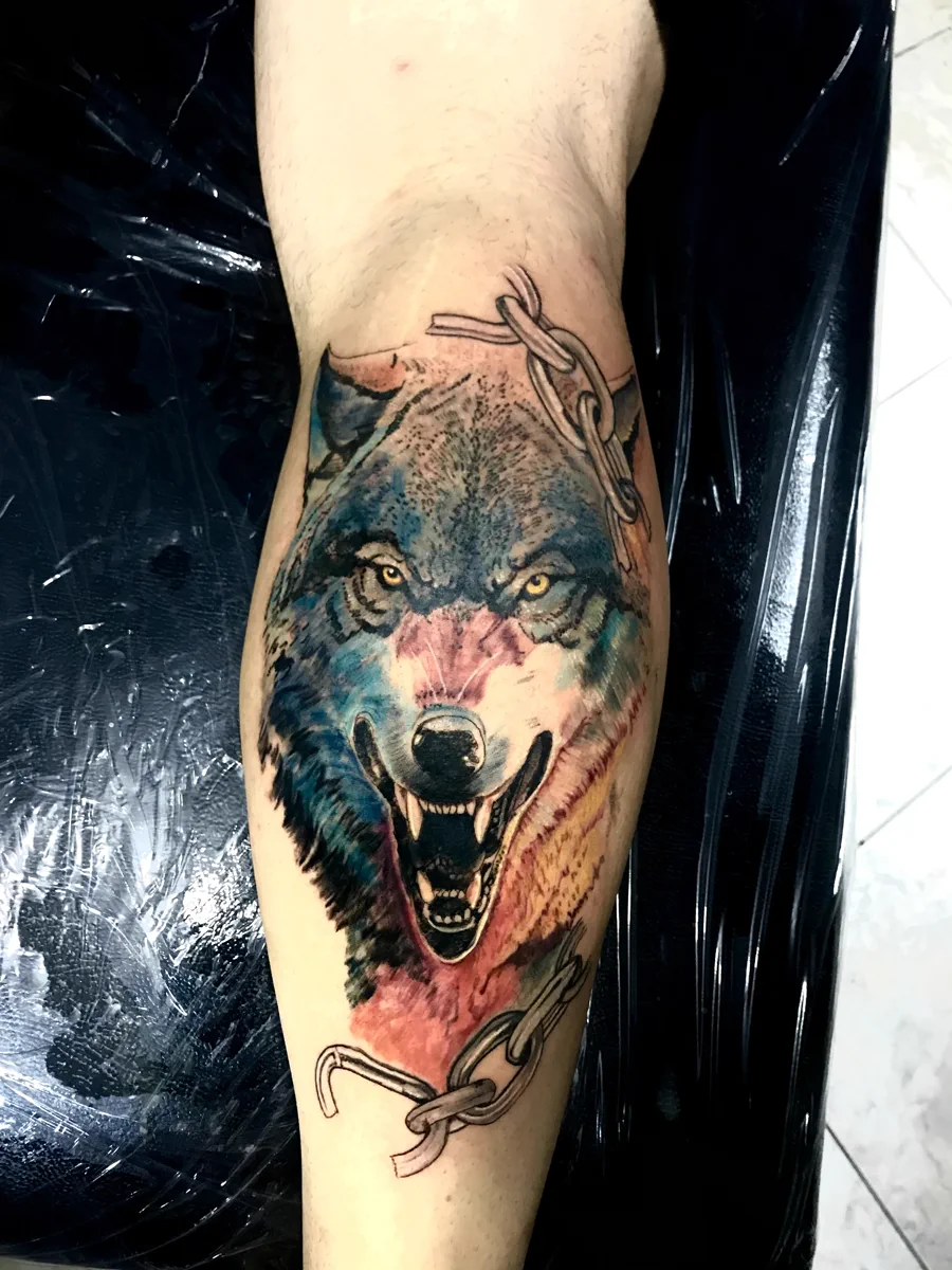 Tatuagem colorida de lobo realizada pela Lopes Tattoo