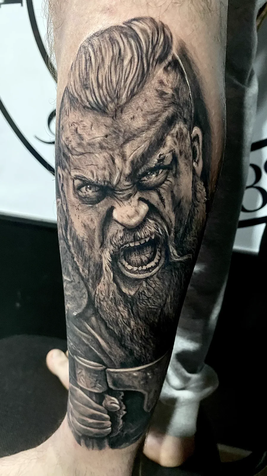 Tatuagem realista de rosto em preto e cinza realizada pela Lopes Tattoo
