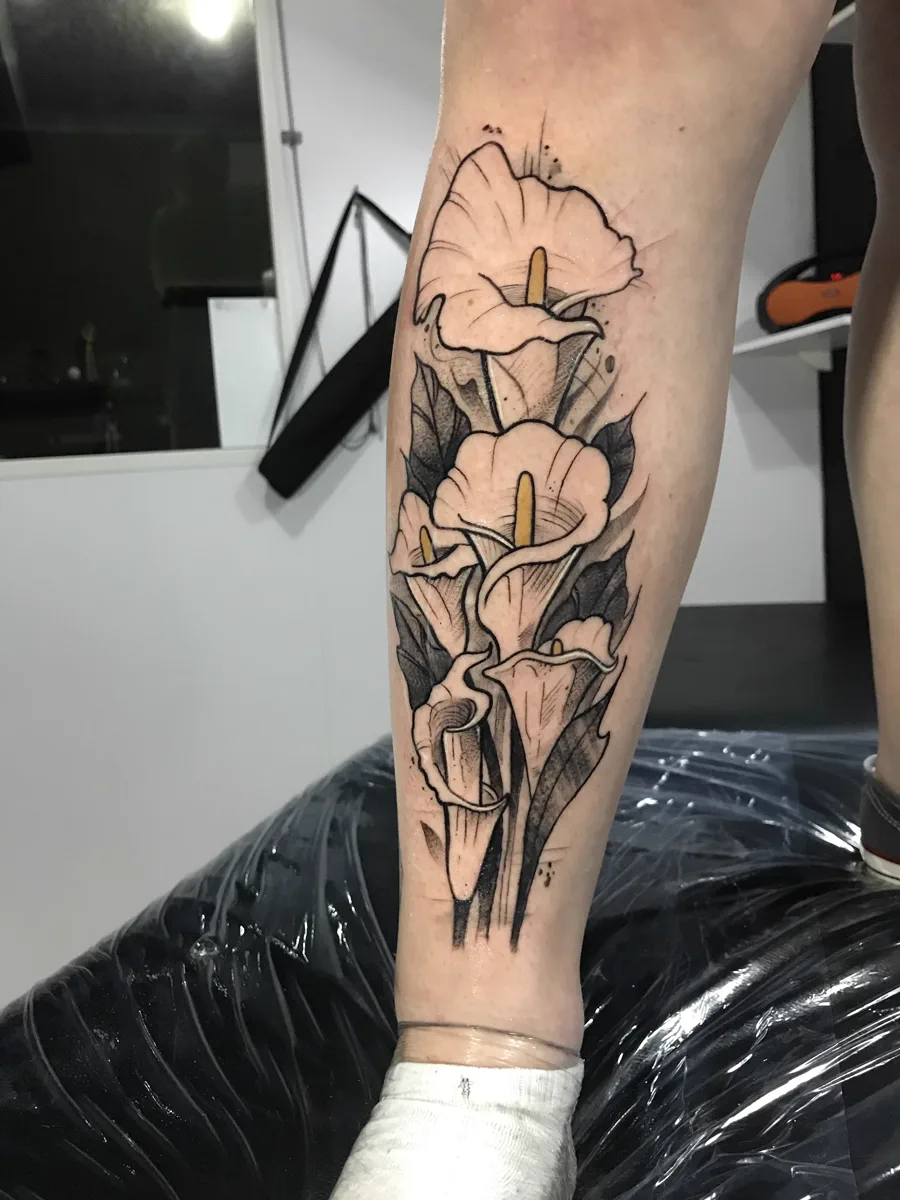 Tatuagem floral de traço fino realizada pela Lopes Tattoo